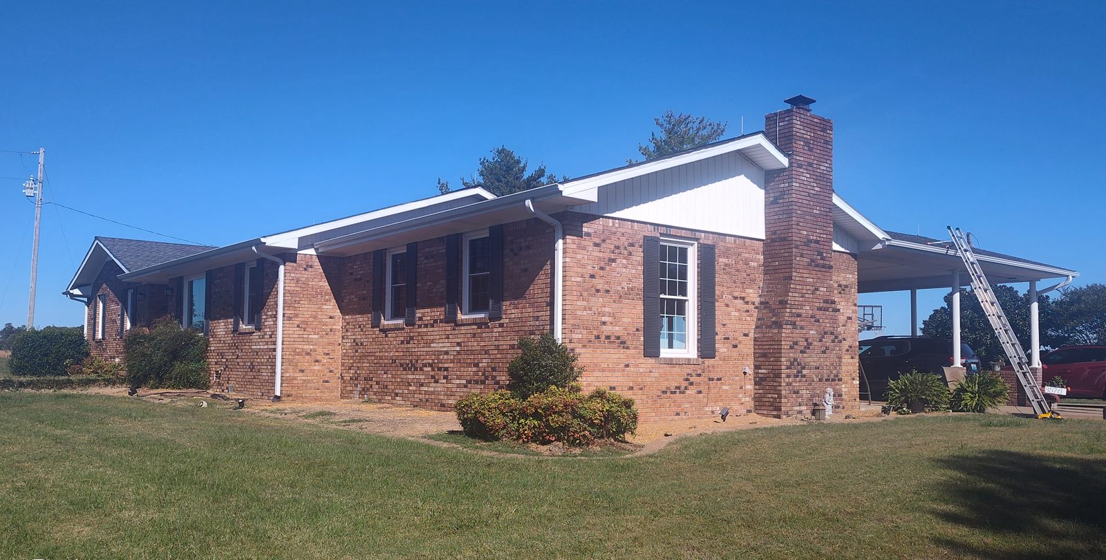 Brick ranch home in Kirbyton near Bardwell, KY before gutter cleaning